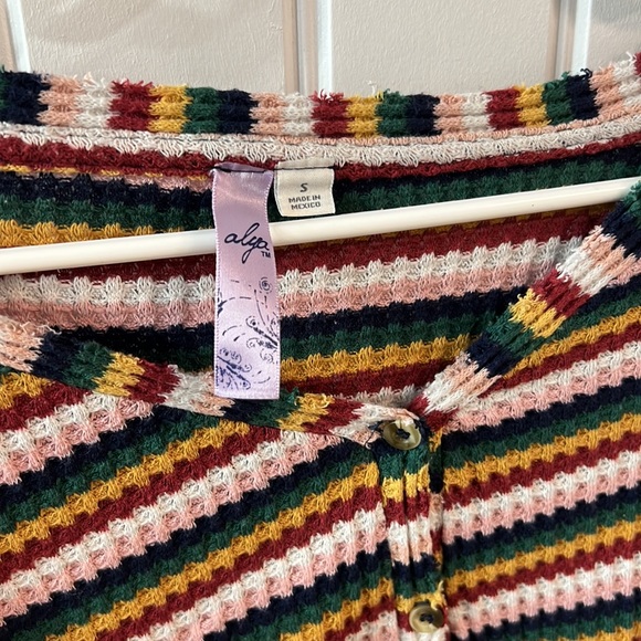 Cute Blouse/Sweater!! Super comfy and fits to size! - Picture 3 of 3